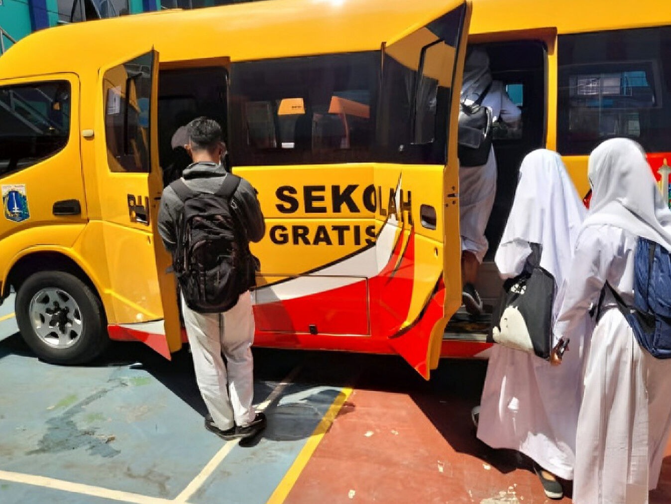Jakarta has 32 regular school bus routes and 15 zonal school bus routes. Here is the list of routes, operating times, and the schools they pass by.